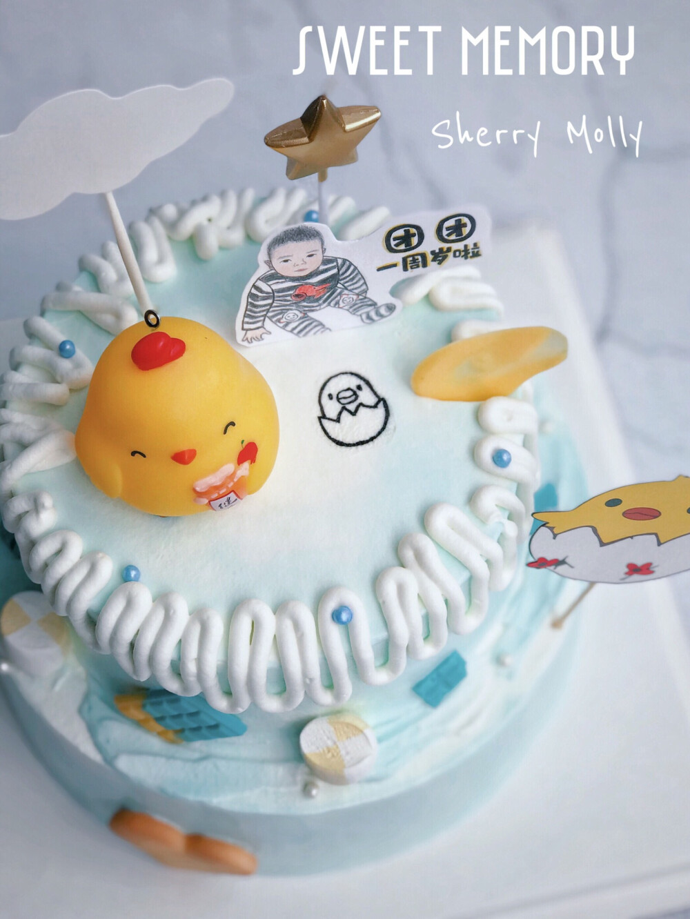 #SHERRY Molly家の下午茶#—『双层原味cake』麻麻订给宝宝的一周岁cake哟～配合家里的场景装饰 做了蓝白色系哒 宝宝生肖属鸡 刚好做一个小黄鸡主题哒！看着特别舒服柔和让人放松的cake呢 蓝天白云即视感??祝小宝宝一周岁生日快乐哟～