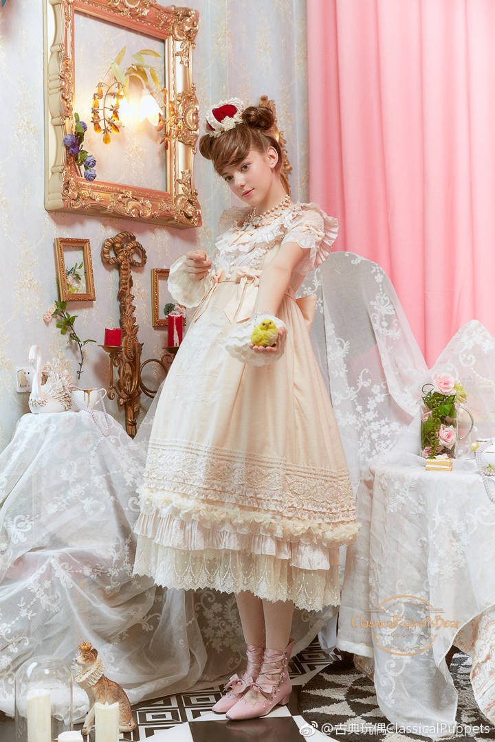 [cp]#LolitaFashion# #古典玩偶熊# ​​​​
可爱而安静（？？？）的熊宝宝，带上皇冠加冕小公主~ ​​​