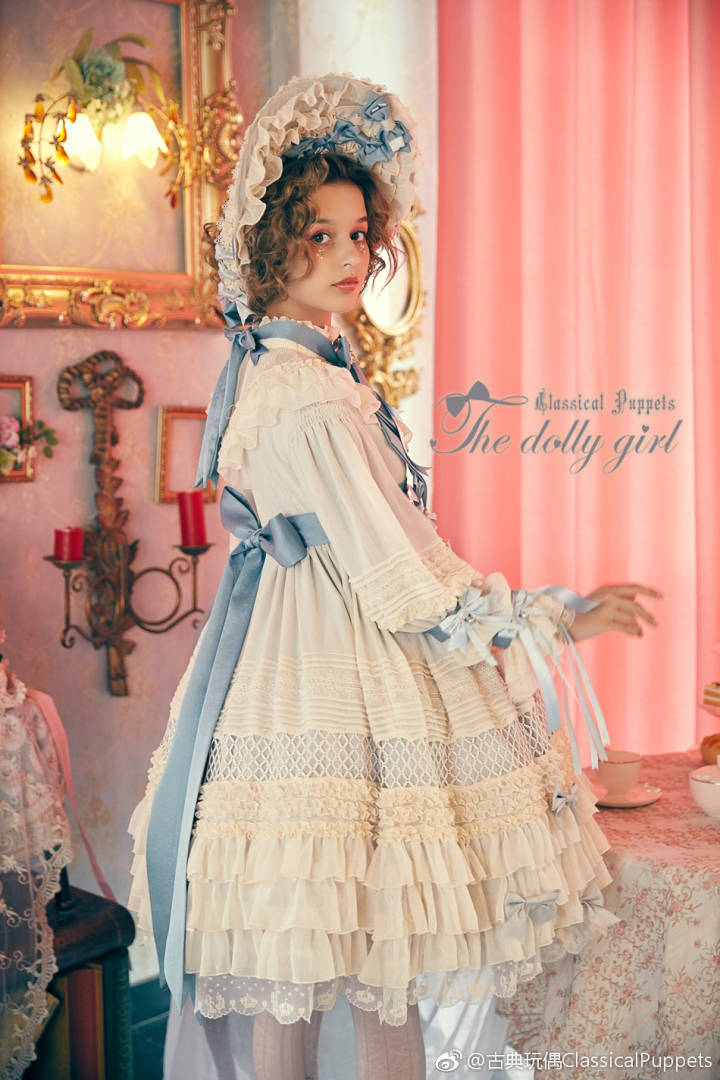 [cp]#LolitaFashion# #直播预告#
又到了周五期待的直播啦，今天是我们的麻豆小姐姐拍摄环节！又会有哪些新款小裙吱呢？什么，#少女人形#居然出了新款？？？甜美可口的马卡龙#少女的酥胸#也携带新款甜蜜一夏？还有....？宝宝们下午直播间不见不散哦！
直播时间：06月22日14:00~17:00
场地：古典玩偶魔都会员体验店