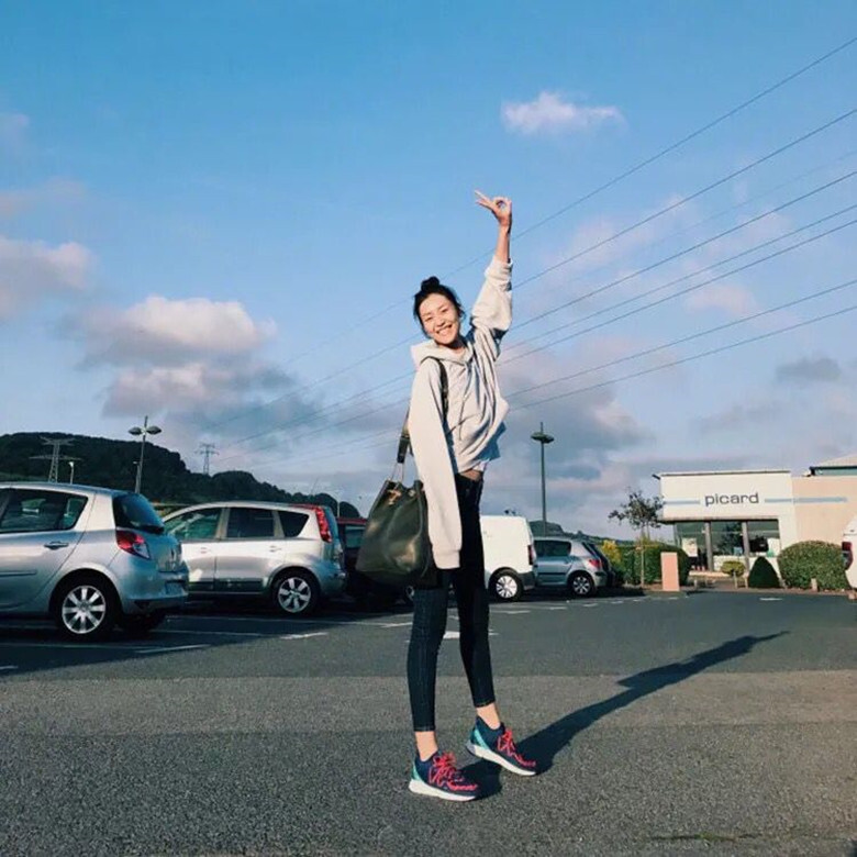 2018春季新款超模刘雯同款灰色短款宽松连帽oversize情侣卫衣潮女