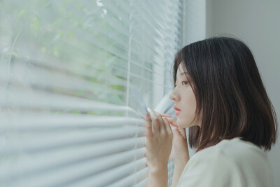 6月末，拍了这组与夏天有关的照片。
长大这么多年，夏天都是与空调作伴，时常让我忘记夏天有多热。
那种夏天的感觉似乎留在了小时候，
躺地板，吹风扇，吃瓜。
年少时候的时间总嫌太长，
终日不知道做啥，
嗯.…