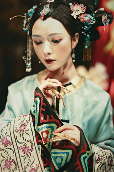 云青青兮欲雨，水澹澹兮生烟。