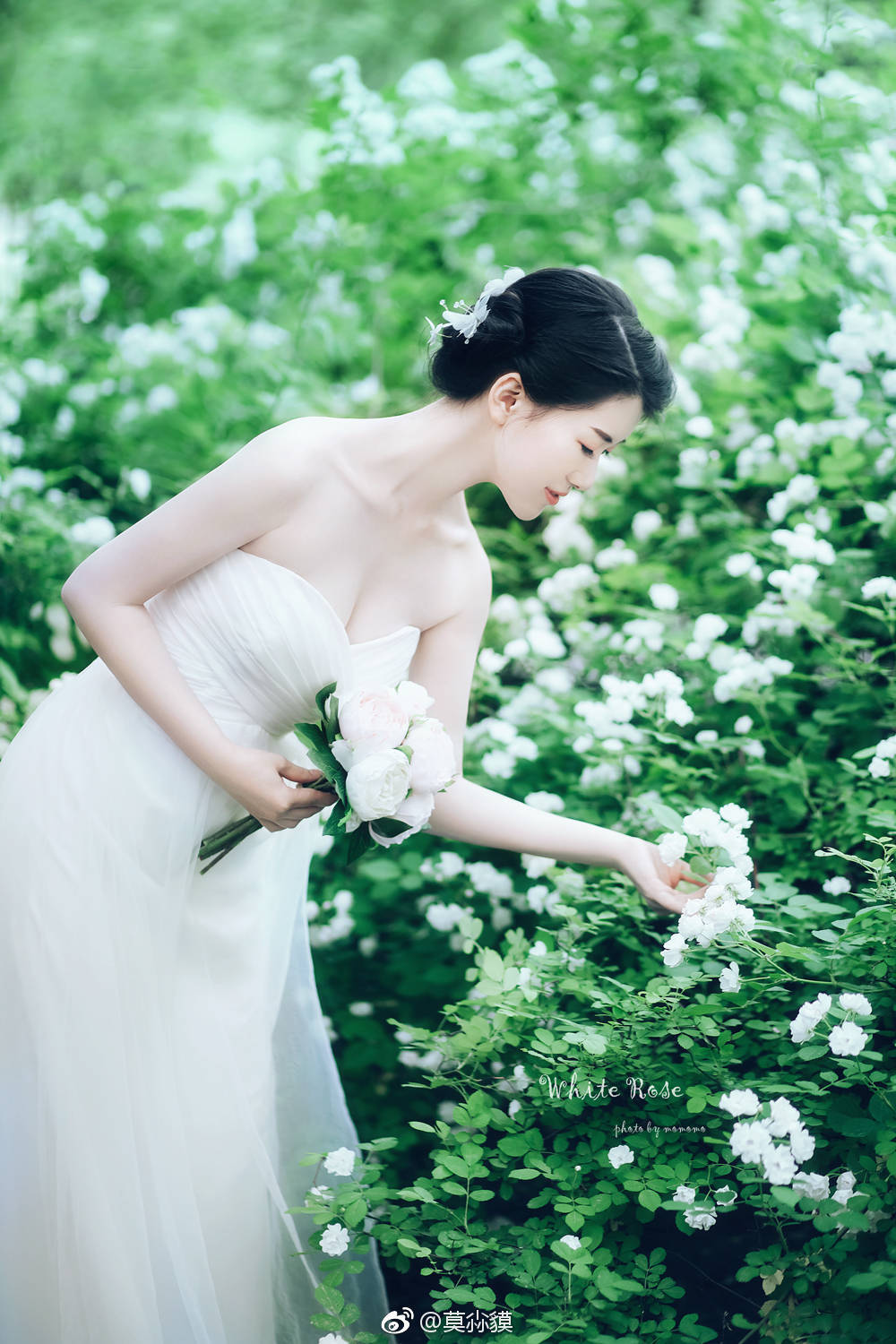 #用相机绘一场梦#
【White Rose 】
Let's keep step together
You're the flower in my heart
Turn around and around then kiss
Flower in my heart
Turn around and around
Then kiss for you
Will you dance with me all night long
摄影&后期:@莫尛貘
出镜:@莫名其妙的另一个我
妆造:@千宸馆