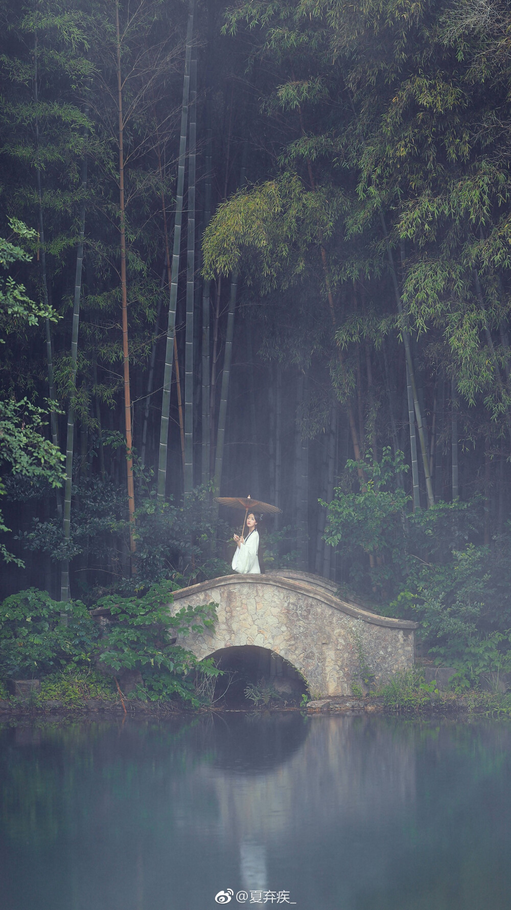 【竹间女】
“路过竹林时，
在那片灰蓝色的雾气里，我遇见了她。”
摄影/后期：@夏弃疾_
出镜：@殊日 ​