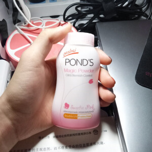 旁氏散粉！这个是粉色装的 提亮肤色的 一共有三个颜色 我买了这个试试 真的无敌好用！！量多！！还白菜！！！学生党入啊！！！粉质很细腻 而且这种包装很容易控制用量 喜欢的不行！给你们爆推！！