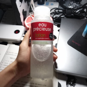 平价替代城野医生的那个收敛水！！！
这个是法国的一个珍贵水 真的很棒！！
我每次拔完黑头就会敷这个在鼻子上 收缩毛孔效果不错！！而且治痘痘！！平时例假容易长痘我也会坚持湿敷一段时间 效果很不错！！