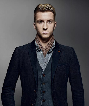 Marco Reus

身高：180cm
位置：前锋
效力于：德国罗伊斯是最为典型的德国帅哥，金发碧眼、五官立体、宽肩窄臀，配上德国人总体都还不错的衣品，可以说是人见人爱了。
正装以外的潮流风格，罗伊斯驾驭起来也是毫无难度。所以是谁说德国人帅起来很无聊的？