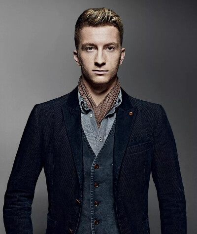 Marco Reus
身高：180cm
位置：前锋
效力于：德国罗伊斯是最为典型的德国帅哥，金发碧眼、五官立体、宽肩窄臀，配上德国人总体都还不错的衣品，可以说是人见人爱了。
正装以外的潮流风格，罗伊斯驾驭起来也是毫无难…