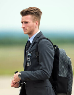 Marco Reus

身高：180cm
位置：前锋
效力于：德国罗伊斯是最为典型的德国帅哥，金发碧眼、五官立体、宽肩窄臀，配上德国人总体都还不错的衣品，可以说是人见人爱了。
正装以外的潮流风格，罗伊斯驾驭起来也是毫无难度。所以是谁说德国人帅起来很无聊的？