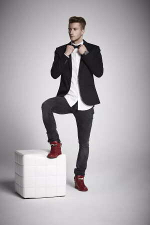 Marco Reus

身高：180cm
位置：前锋
效力于：德国罗伊斯是最为典型的德国帅哥，金发碧眼、五官立体、宽肩窄臀，配上德国人总体都还不错的衣品，可以说是人见人爱了。
正装以外的潮流风格，罗伊斯驾驭起来也是毫无难度。所以是谁说德国人帅起来很无聊的？