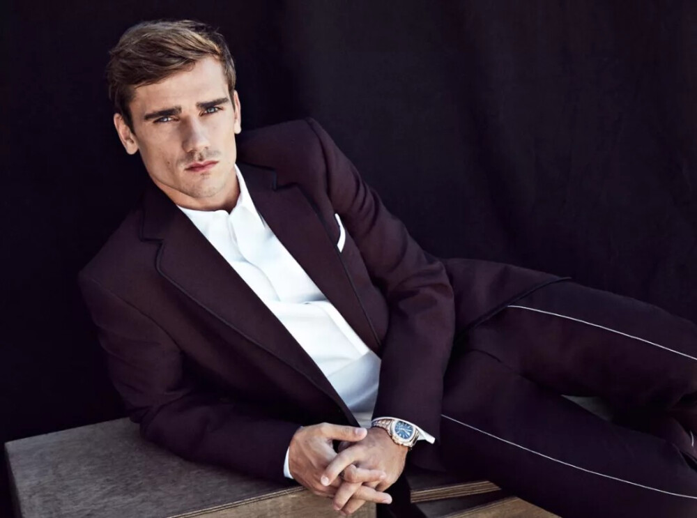 Antoine Griezmann
身高：176cm
位置：边锋/中场
效力于：法国
不仅是世界一流的球员，360度无死角的帅哥，格里兹曼还以出色的衣品和时尚感登上了《GQ》，很多很多次。
在出产有腔调的帅哥这件事上，还是不得不佩服法国人，可能因为他们从小就耳濡目染，所以即使从事的是最男人的运动，还是不妨碍他们把自己打扮成男神。