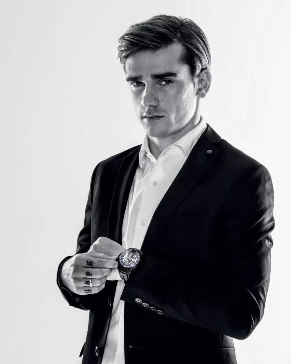 Antoine Griezmann
身高：176cm
位置：边锋/中场
效力于：法国
不仅是世界一流的球员，360度无死角的帅哥，格里兹曼还以出色的衣品和时尚感登上了《GQ》，很多很多次。
在出产有腔调的帅哥这件事上，还是不得不佩服法国人，可能因为他们从小就耳濡目染，所以即使从事的是最男人的运动，还是不妨碍他们把自己打扮成男神。