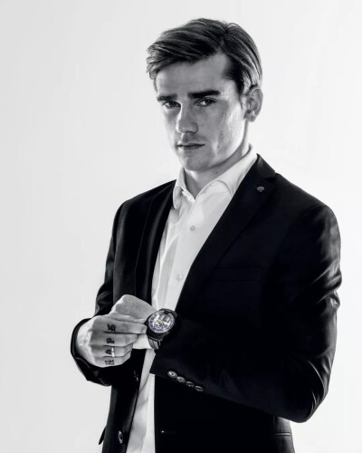 Antoine Griezmann
身高：176cm
位置：边锋/中场
效力于：法国
不仅是世界一流的球员，360度无死角的帅哥，格里兹曼还以出色的衣品和时尚感登上了《GQ》，很多很多次。
在出产有腔调的帅哥这件事上，还是不得不…