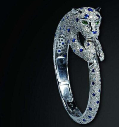 钻石豹手镯，外观是一只猎豹的样子，钻石制作，上面镶嵌了蓝宝石和绿宝石，做工精致，奢华夺目，价值12417369美元，手镯这么贵没法忍！