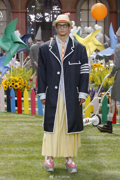 Thom Browne 2019男士春夏系列，除了采用方格、条纹这样的经典元素外，此次松糕鞋和礼帽的加入也非常完美的诠释了美式雅痞风，有这个品牌的“死忠粉”吗？\n\n ​