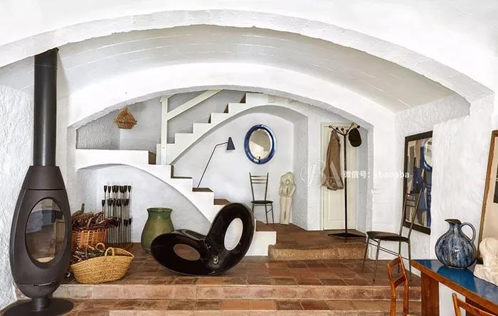 【别样非洲】一个ronarad摇椅放在门厅。20世纪60年代Cristal Arte镜子; Jean-NöelTalamoni绘画; Invicta壁炉。
