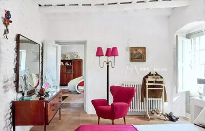 在主卧室的休息区，Ron Arad 的Driade摇椅吸引了眼球。20世纪40年代意大利桌子与20世纪30年代意大利椅子; De CoeneFrères地毯。
