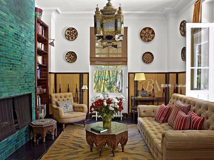 ▲在书房的墙围上覆盖着卡萨布兰卡制造的垫子，一座珐琅砖装饰的壁炉。悬挂的是十九世纪的土耳其灯笼。
