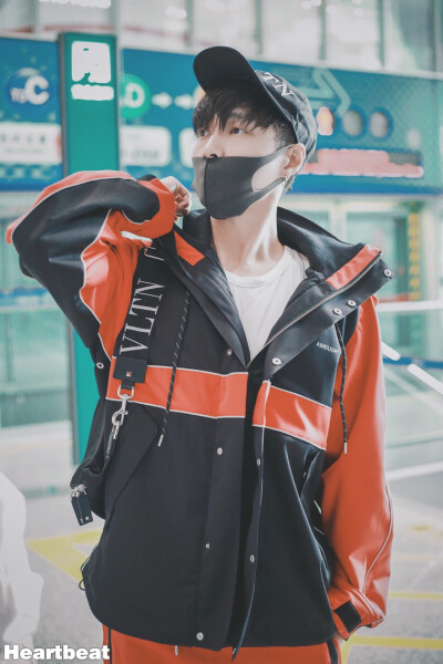 张艺兴 20180702 PEK crlogo