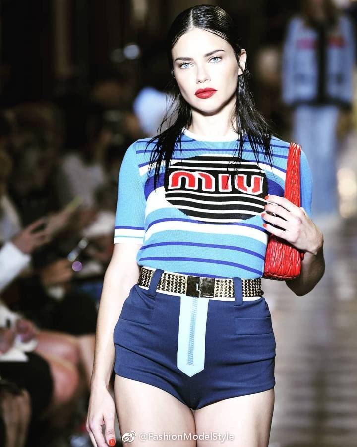 AdrianaLima秀场直击#PeaceStyle# Runway | Adriana Lima小野马 Miu Miu 19高定秀场造型 ?