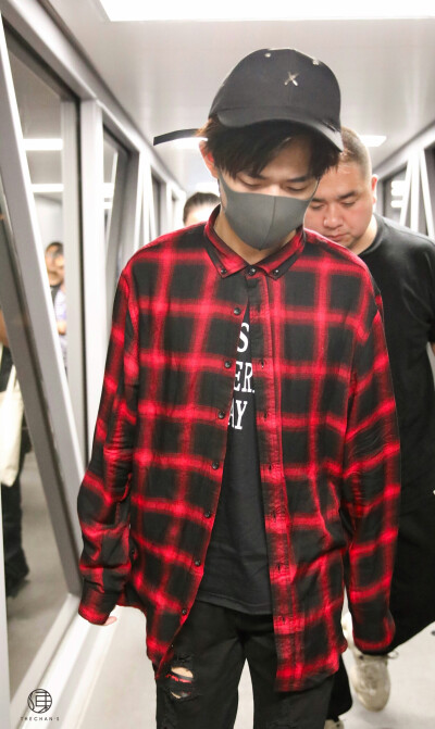 易烊千玺 180703机场 cr.logo