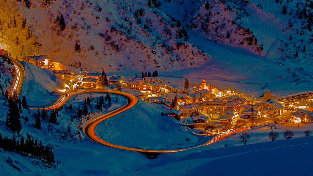 施图本阿尔贝格，奥地利
这个具有悠久历史的滑雪度假胜地就是施图本阿尔贝格，村庄的景色可能与你在阅读“历史悠久的阿尔卑斯山村庄”时所想象的场景相似。在阿尔贝格山口附近，这个奥地利村庄是滑雪狂热者的必去之地。这里也是滑雪教练施奈德的出生地，他的方法和技巧在20世纪传遍了世界各地。