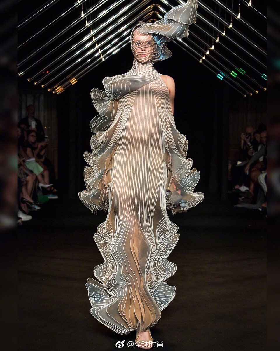 Iris Van Herpen 巴黎高定系列，采用3D打印技术使整体设计更具现代化。讲真的我对这线条眩晕，所以大家自己评价评价好了！\n\n ​