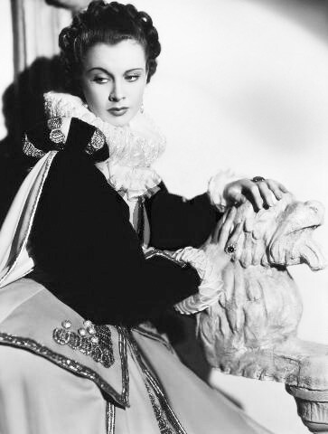 1937 FIRE OVER ENGLAND
Vivien Leigh as Cynthia, Flora Robson as Queen Elizabeth