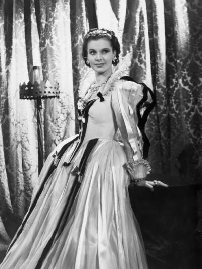 1937 FIRE OVER ENGLAND
Vivien Leigh as Cynthia, Flora Robson as Queen Elizabeth