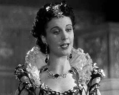 1937 FIRE OVER ENGLAND
Vivien Leigh as Cynthia, Flora Robson as Queen Elizabeth