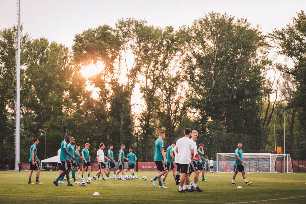 中文队名：德国国家男子足球队 外文队名：Deutschland Fussball Bund 运动项目：足球 所属地区：欧洲 成立时间：1900年（庚子年）1月28日 现任主教练：尤阿希姆勒夫：4次世界杯冠军，4次世界杯亚军，3次欧洲杯冠军，3次欧洲杯亚军Instagram：transparentvivi