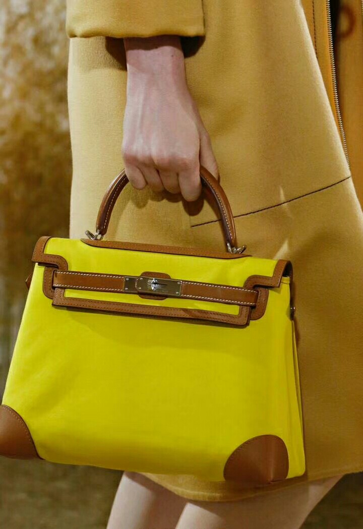 Hermès Resort 2019 爱马仕早春秀
经过一个冬日洗礼，干枯的草、芦苇还未消逝，绿色就悄然而至了。
这次的秀好像一个乡间小路。代入感对于宴会、活动很重要