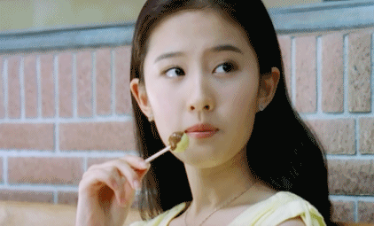 女孩子应该明白的30件事，共勉\n1，三餐按时吃，早餐一定要吃；少吃甜食，吃多容易长痘和老化。2，每天喝新鲜柠檬片泡的水，对皮肤超好。加一些蜂蜜也会很不错，而且肠道很通顺。3，话别说太满，人别熟太快。4，不要把别人想得太坏，也不要把别人想得太好，都是凡人。5，把每一句“我不会”都改成“我可以学”。6，刚开始和对方不熟悉的时候，聊到晚上十点多对方发来消息就别回复了，第二天早晨再回复，这样又可以聊一天。7，把“随便”改成“听你的”。8，别人骂你你要听，别人夸你你别信。9，请道歉而不是取笑别人开不起玩笑，你以为谁没有底线只不过还没到底而已。10，恰到好处的装逼，适可而止的套路。11，如果一个人不理你