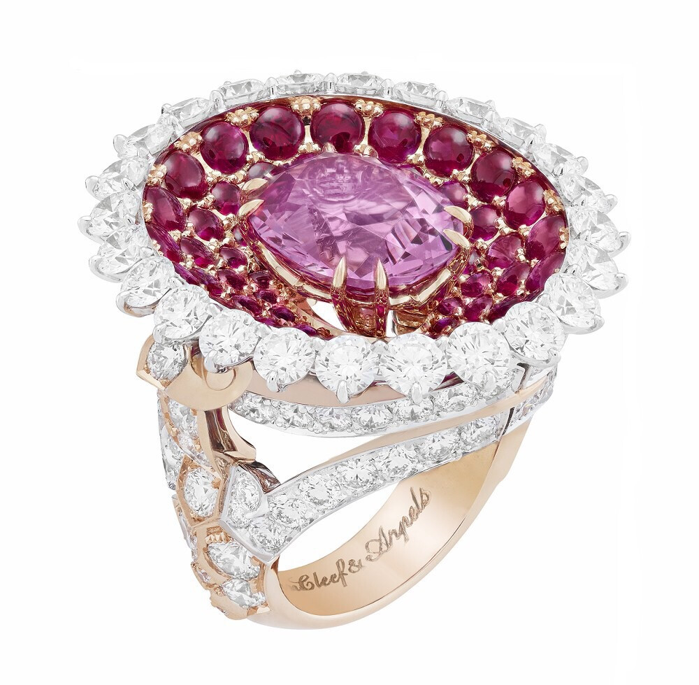 Van Cleef & Arpels 新一季高级珠宝系列Quatre contes de Grimm，灵感源自格林兄弟的四个经典童话故事：「十二个跳舞的公主」、「金鸟」、「三根羽毛」和「不莱梅的乐队」。新作再现故事中的王子、公主，以及金鸟、羽毛、地毯、湖水等重要意象，塑造出具有童话气息的诗意场景 ​​​