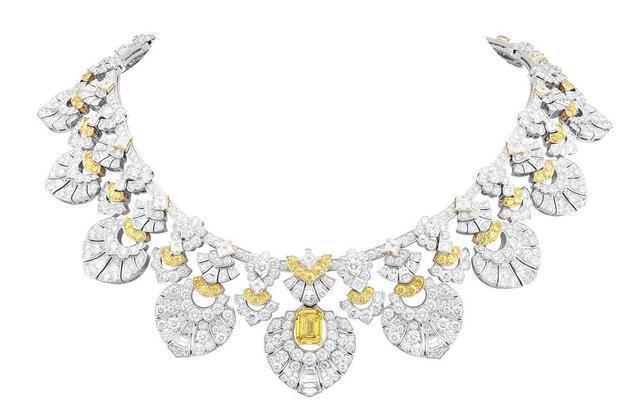 梵克雅宝(Van Cleef & Arpels)Plumage d’or 白金项链，项链中央镶嵌一颗3.31ct的祖母绿切割黄钻，达到 Fancy Intense Yellow 黄色级别，点缀小颗钻石和黄钻