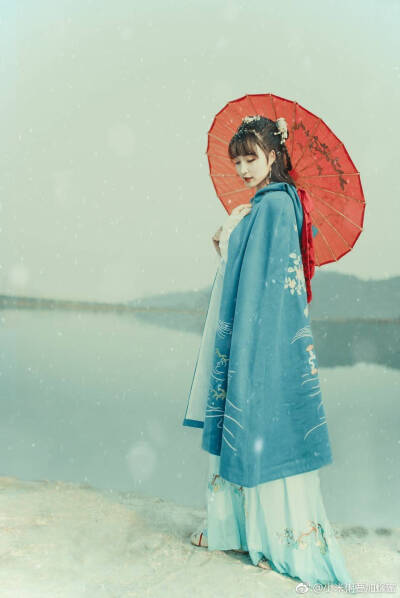 #长沙约拍##湖南约拍##约拍#
青案一杯烟袅袅，捻素笔，寄芳音，念难休。
摄影师：@小米粥要加蜂蜜 ​