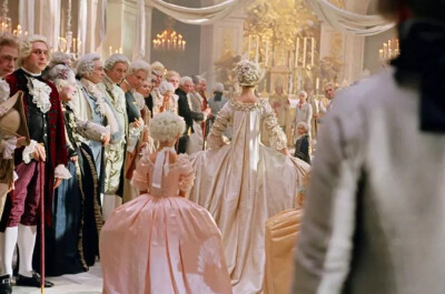 这场婚礼将皇室的
优雅奢靡谱写在宴曲中，
化在华尔兹交错的流畅步伐中。
这不仅是关于一个
风华绝代的法国女人的故事，
更是洛可可艺术的百宝箱。
