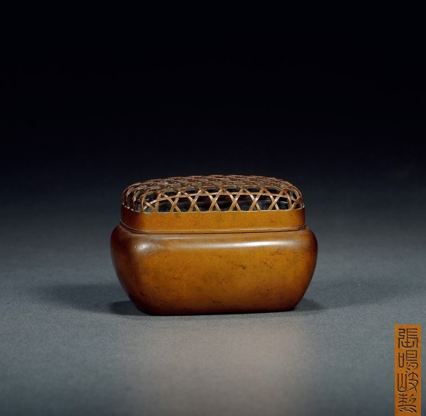 明末清初 张鸣岐制款铜竹编纹手炉，尺寸：高6.5cm；长10.5cm；宽8.2cm；重411g。款识：张鸣岐制 说明：此方炉红铜制，竹编篓式方盖。盖合严密，包浆郁实，通体素雅简洁。西泠印社2018年春季拍卖会，文房清玩·古玩杂件专场