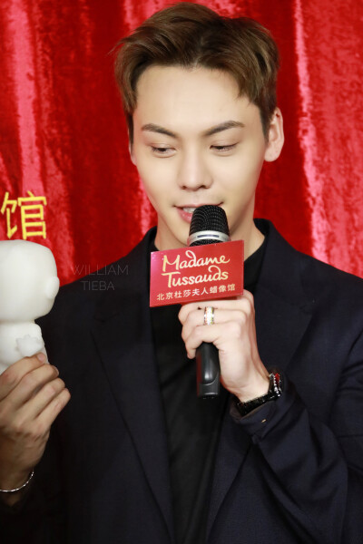 【陈伟霆 William Chan】180705 北京杜莎夫人蜡像馆 首位梦想音乐大使 Inside Me演唱会造型蜡像揭幕仪式 2685 x 4027 px (图源: 微博@陈伟霆吧官博 weibo.com/5131856452/GovoF3E6f)