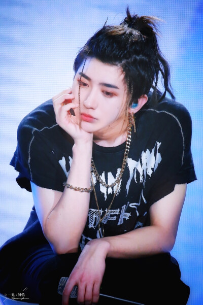 蔡徐坤手绘头像壁纸见面会天天向上