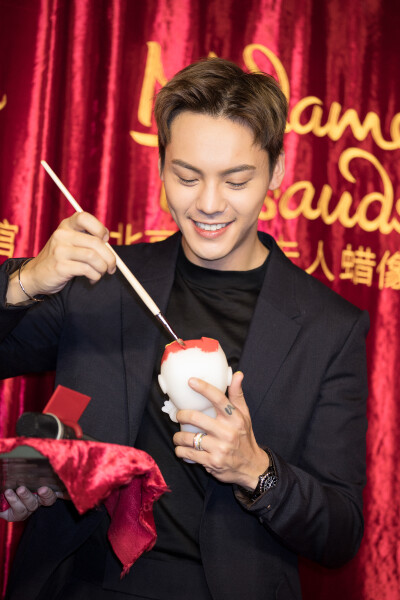 【陈伟霆 William Chan】180705 北京杜莎夫人蜡像馆 首位梦想音乐大使 Inside Me演唱会造型蜡像揭幕仪式 无水印 1600 x 2400 px (图源: 微博@VogueMe weibo.com/5861669187/Gow0wnIKg)