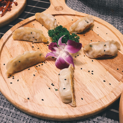 硬货海鲜饭，芝士龙虾饭好好吃！就是龙虾是那种冷冻。牛舌很嫩，豆腐色拉，有点新颖哦！