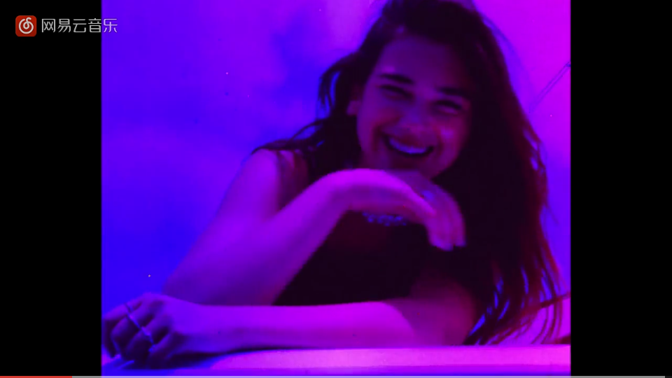 DUA LIPA❤❤❤(from mv new love)随便截图都可以做头像的那种
啊哈哈哈哈哈