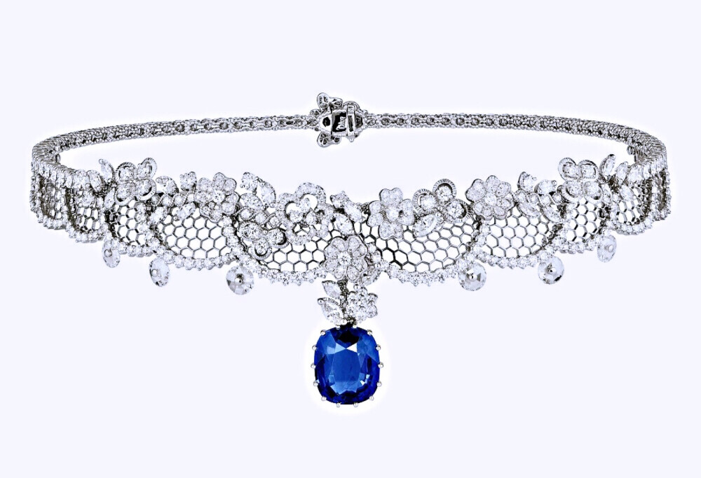 Dentelle Tulle 白金项链，by Dior
坠有一颗枕形切割蓝宝石，点缀榄尖形切割、玫瑰式切割、圆形切割钻石。