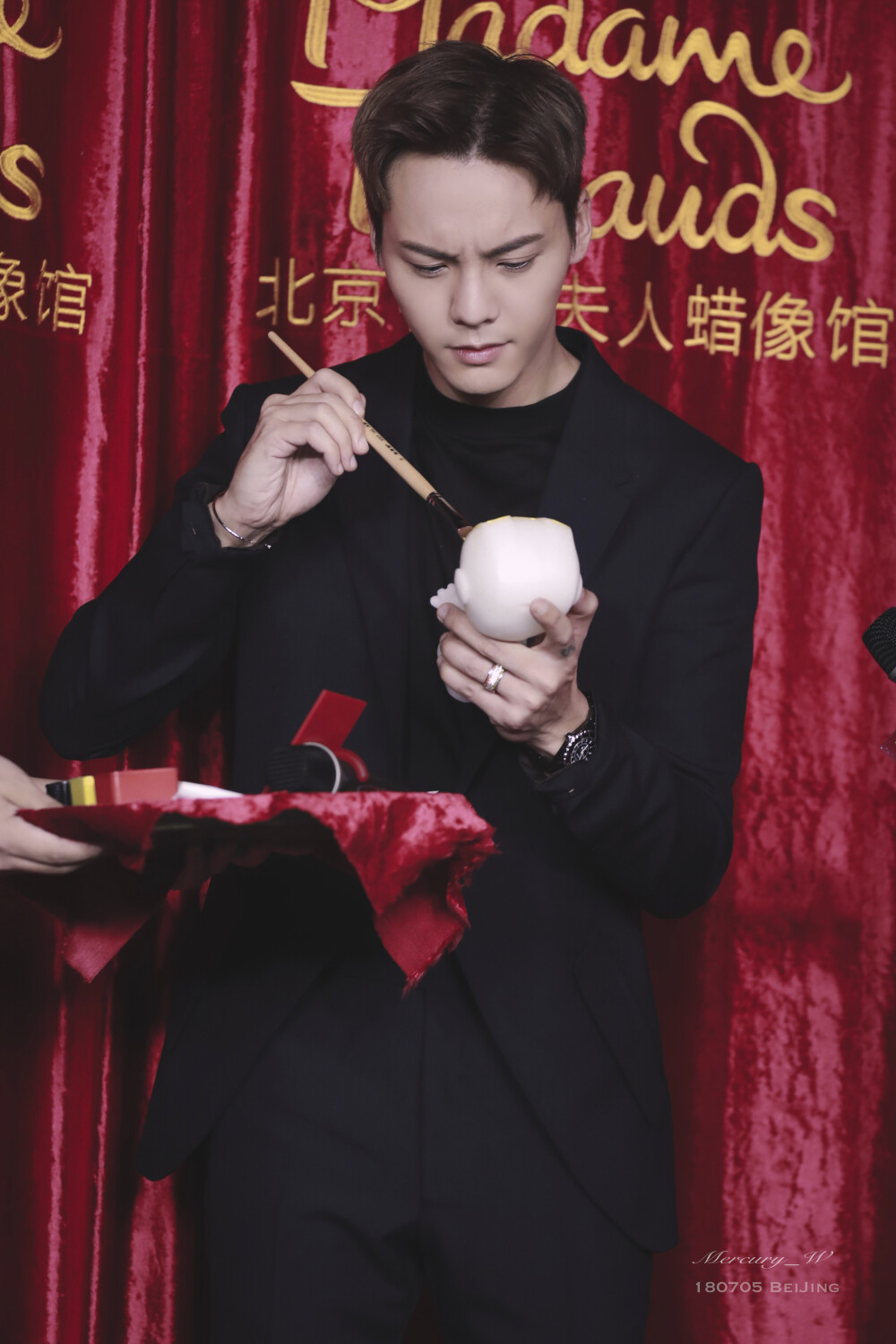 【陈伟霆 William Chan】180705 北京杜莎夫人蜡像馆 首位梦想音乐大使 Inside Me演唱会造型蜡像揭幕仪式 2730 x 4096 px (图源: 微博@Mercury_W陈伟霆个站 weibo.com/6398967015/Gox7Sr9Px)