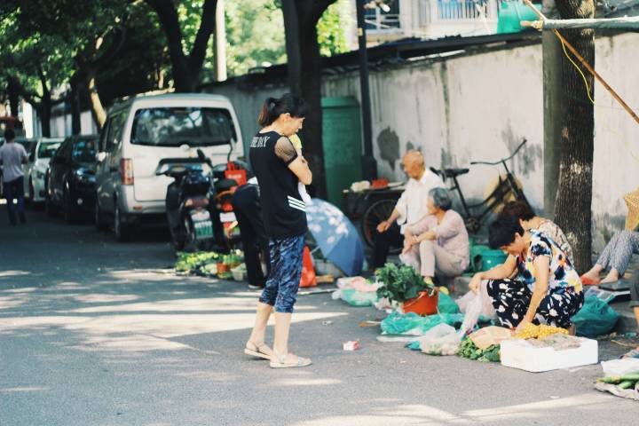 我轻轻踱步，回首往事，你的模样已经开始在墙上剥落。
摄影师：@Snycblend
#时光手记##镜头里的夏天# ​