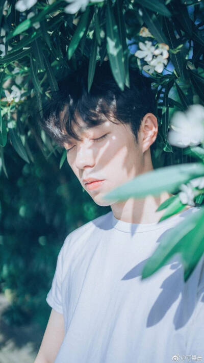 「你的夏日男友已上线 快来签收吧」
摄影/后期：阿丁
出镜：@王舜冬
师傅：@夏弃疾_ @是夏夏的
Sony A7m2+Sigma 35/1.4 Art DG HSM
