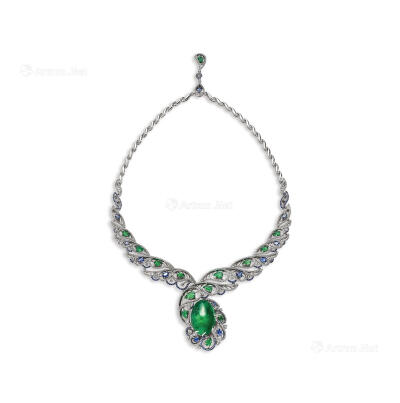 38.61克拉马雷舍夫祖母绿配蓝宝石与钻石项链，铂金镶嵌一颗38.16克拉无切割的马雷舍夫天然祖母绿，配十四颗叶子造型的祖母绿，二百二十一颗天然蓝宝石和一千零二十一颗钻石，分别共重7.66克拉，6.35克拉和7.20克拉，…