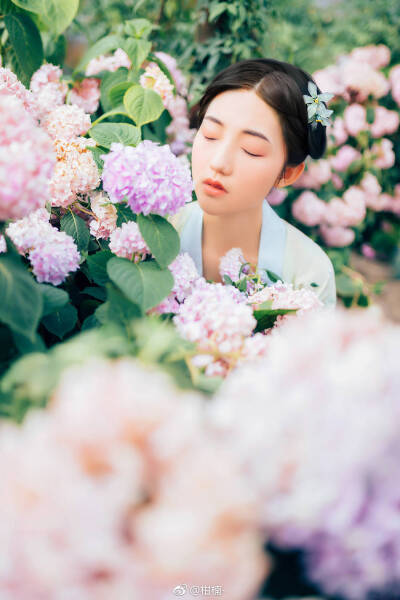 ￼成都约拍 ￼成都约片 ￼古风摄影
芳妍独殿绿阴阑／几簇流琼拥髻鬟
攒粉倚风摇舞地／妒晴抛日透飞关
蝶魂春聚苍枝顶／雪片寒团翠幄间
花压露梢如许重／有瓶难插懒能攀
出镜：@小兔不够白
摄影｜发型：@柑楠- …