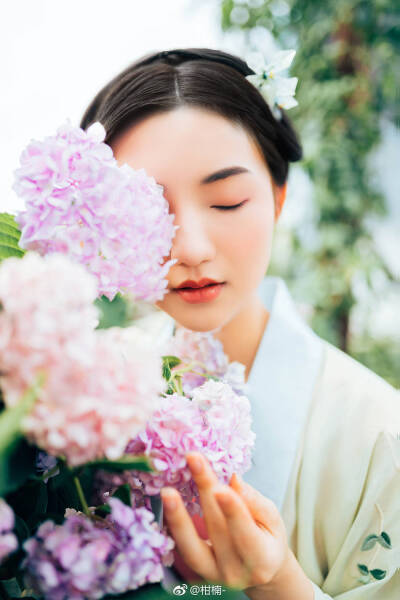 ￼成都约拍 ￼成都约片 ￼古风摄影
芳妍独殿绿阴阑／几簇流琼拥髻鬟
攒粉倚风摇舞地／妒晴抛日透飞关
蝶魂春聚苍枝顶／雪片寒团翠幄间
花压露梢如许重／有瓶难插懒能攀
出镜：@小兔不够白
摄影｜发型：@柑楠- …